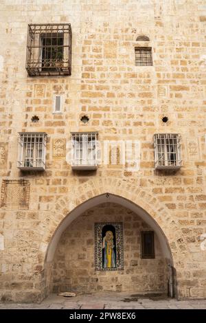 Jérusalem, Israël - 12 novembre 2022: Une image arménienne de Marie et de bébé Jésus, placée sur un mur dans le quartier arménien, Jérusalem, ISR Banque D'Images