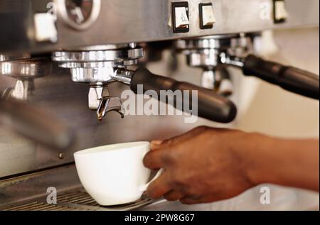 Main, femme Barista utilisant une machine à café et expresso ou latte en cours de fabrication. Gros plan, femme serveur travaillant dans le restaurant ou la cafétéria et tasse avec Banque D'Images