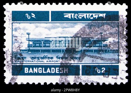 MOSCOU, RUSSIE - 08 AVRIL 2023 : timbre-poste imprimé au Bangladesh montre l'aéroport international de Zia, série de communications postales, vers 1983 Banque D'Images