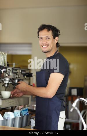 Machine à café, Barista et sourire portrait d'un homme comme petite entreprise, restaurant ou propriétaire de démarrage. Homme d'entrepreneur heureux travaillant comme serveur ou Banque D'Images