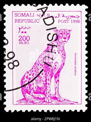 MOSCOU, RUSSIE - 08 AVRIL 2023 : le timbre-poste imprimé en Somalie montre le Cheetah (Acinonyx jubatus), série, vers 1998 Banque D'Images