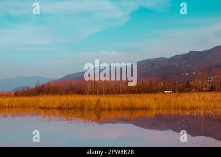 Un lac de Serene avec reflets et toile de fond de montagne, parfait pour copier l'espace Banque D'Images