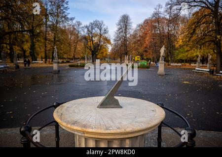 Sundial à partir de 1863 en automne Saxon Garden, parc public dans le centre-ville de Varsovie en Pologne. Banque D'Images