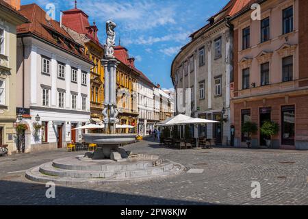 La place haute (Gornji Trg) dans le centre historique de Ljubljana en Slovénie. Place pittoresque dans la vieille ville avec la fontaine Hercules (Herkulov Vo Banque D'Images