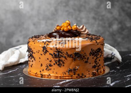 Gâteau à la crème au caramel. Anniversaire ou célébration. Pistache, chocolat, caramel et gâteau à la crème Banque D'Images