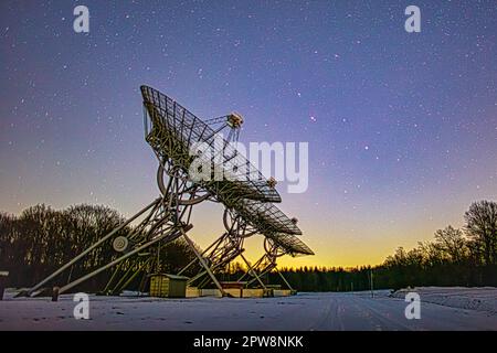 Les pays-Bas, Hooghalen, Westerbork Synthesis radio télescopes (WSRT) exploités par ASTRON. Les puissants télescopes radio utilisent une technique appelée 'APE Banque D'Images