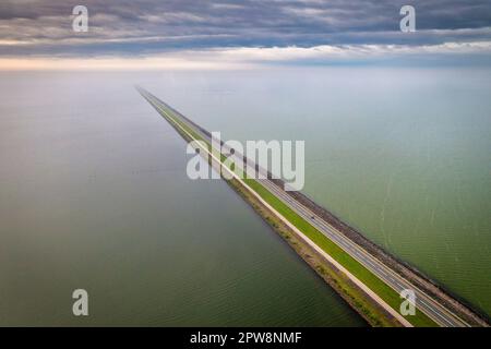 Les pays-Bas, Lelystad, Houtribdijk, barrage reliant Lelystad et la ville d'Enkhuizen. Vue aérienne. Banque D'Images