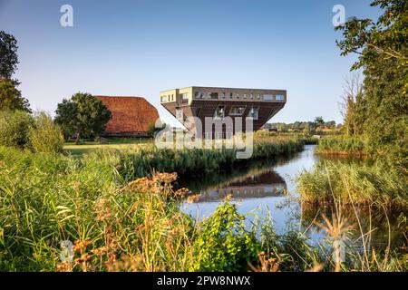 Pays-Bas, Workum, ferme à l'envers. Projet Lanskip. Lanskip a été conçu en 2013 par Pieter et Ria Stellingwerf, avec l'apport de Sjoekie de Z Banque D'Images