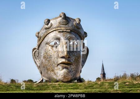 Pays-Bas, Lent, près de Nimègue. Masque romain de l'artiste local Andreas Hetfeld, après un casque romain trouvé dans la rivière Waal voisine. Le nord Banque D'Images