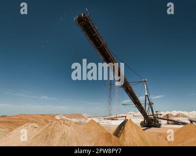 Épandeur et gerbeur à courroie pour le transport du sable et du gravier Banque D'Images