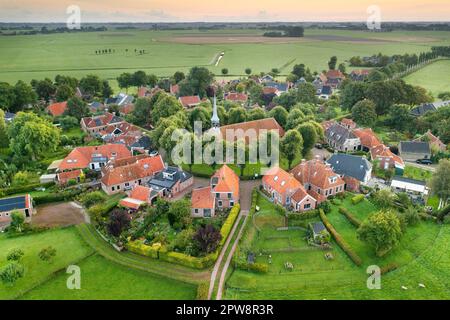 Les pays-Bas, le village radial de Niehove. Une église médiévale se trouve au centre du village. Vue aérienne. Banque D'Images