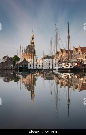 Pays-Bas, Hoorn. Centre-ville historique, port, tour appelée Hoofdtoren. Banque D'Images