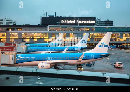 Pays-Bas, Haarlemmermeer, aéroport d'Amsterdam Schiphol, KLM, crépuscule, crépuscule. Banque D'Images
