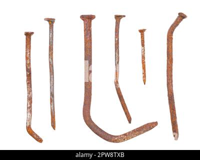 Vieux clous rouillés déformés et oxydés, isolés sur fond blanc Banque D'Images