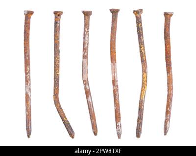 Vieux clous rouillés gros plan, isolés sur fond blanc Banque D'Images
