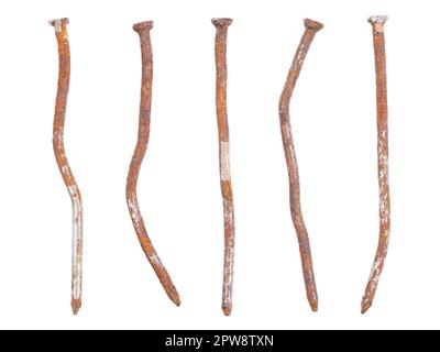 Rouillé déformé et clous en gros plan, isolé sur fond blanc Banque D'Images