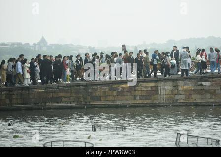 HANGZHOU, CHINE - 29 AVRIL 2023 - les touristes visitent le lac de l'Ouest à Hangzhou, dans la province du Zhejiang, en Chine orientale, à 29 avril 2023. Banque D'Images