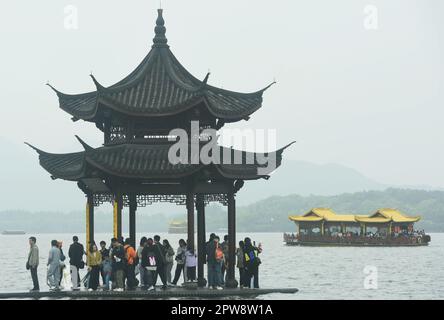 HANGZHOU, CHINE - 29 AVRIL 2023 - les touristes visitent le lac de l'Ouest à Hangzhou, dans la province du Zhejiang, en Chine orientale, à 29 avril 2023. Banque D'Images