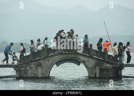 HANGZHOU, CHINE - 29 AVRIL 2023 - les touristes visitent le lac de l'Ouest à Hangzhou, dans la province du Zhejiang, en Chine orientale, à 29 avril 2023. Banque D'Images