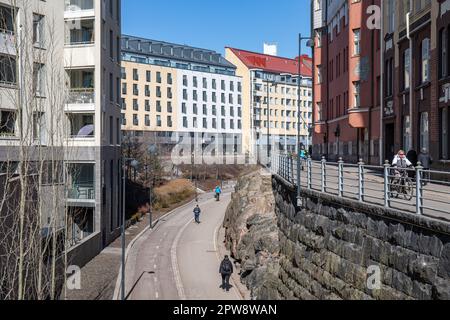 Baana, ancien chemin de fer, aujourd'hui une piste piétonne et cyclable à Helsinki, en Finlande Banque D'Images