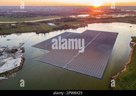 Pays-Bas, Haerst près de Zwolle, panneaux solaires flottants dans le lac Bomhofsplas. Vue aérienne. Banque D'Images