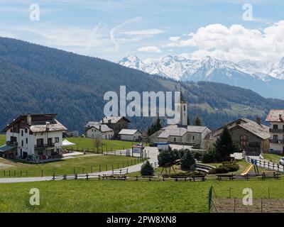 La ville de montagne alpine de Lignan au printemps, Aoste Vally, NW Italie Banque D'Images