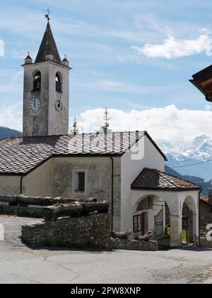 Église dans la ville alpine de Lignan au printemps, Aoste Vally, NW Italie Banque D'Images