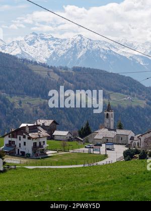 La ville de montagne alpine de Lignan au printemps, Aoste Vally, NW Italie Banque D'Images