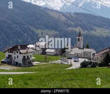 La ville de montagne alpine de Lignan au printemps, Aoste Vally, NW Italie Banque D'Images