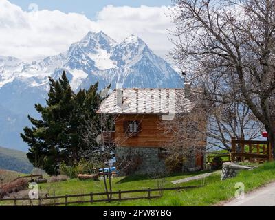 Maison traditionnelle construite en bois et en pierre dans la ville alpine de Lignan dans le Vally d'Aoste, au nord-ouest de l'Italie Banque D'Images