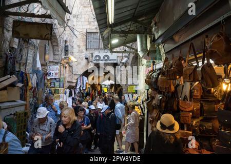 Jérusalem, Israël - 12 novembre 2022 : une allée surpeuplée dans le marché arabe de la vieille ville de Jérusalem, Israël. Banque D'Images