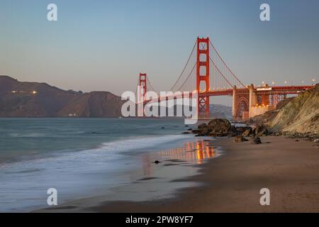 Une photo du Golden Gate Bridge et de Baker Beach au coucher du soleil. Banque D'Images