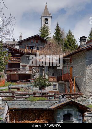 Maisons traditionnelles et pittoresques construites en pierre avec une pile de bois au premier plan dans la ville alpine de Lignan dans le Vally d'Aoste, au nord-ouest de l'Italie Banque D'Images