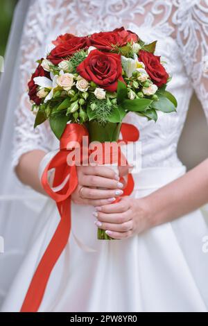 Un bouquet de roses dans les mains de la mariée. Photo verticale Banque D'Images
