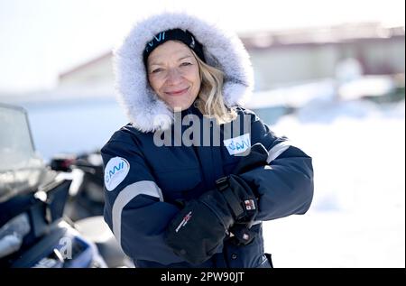 Tuktoyaktuk, Canada. 27th avril 2023. Antje Boetius, biologiste marin et directeur de l'Institut Alfred Wegener à Bremerhaven, se dresse à Tuktoyaktuk, dans l'Arctique. Credit: Britta Pedersen/dpa/Alay Live News Banque D'Images