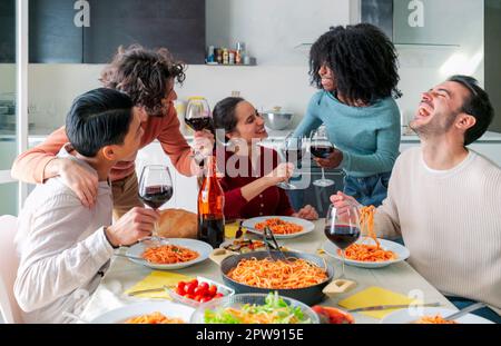 Verres de vin blanc vus lors d'une soirée amicale ou d'un dîner de pâtes Banque D'Images