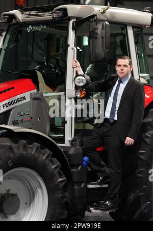 Douglas Ross, le chef du parti conservateur écossais, à côté d'un tracteur, lors d'une visite à un stand d'exposition le deuxième jour de la conférence du parti conservateur écossais au Scottish Event Campus (SEC) à Glasgow. Date de la photo: Samedi 29 avril 2023. Banque D'Images