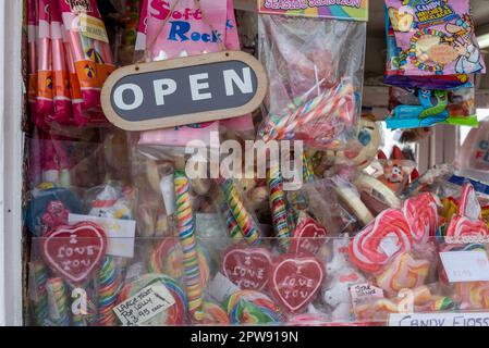 Une sélection de bonbons et de bonbons aux couleurs vives et colorés exposés, vue traditionnelle sur les villes balnéaires anglaises. Banque D'Images