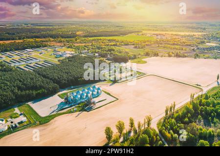 Vue aérienne en hauteur en haut Granary moderne, complexe de séchage de grain, silos commerciaux ou de graines dans le paysage rural de Sunny Spring.Silos de dessiccateur de maïs Banque D'Images