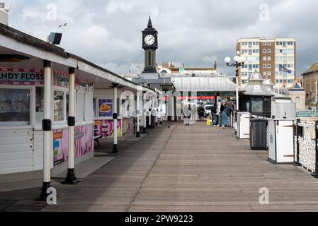 28 avril 2023. Jetée du palais de Brighton en direction de la tour de l'horloge et de l'entrée ou de la sortie. Avril 2023 Banque D'Images