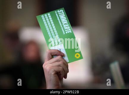 Potsdam, Allemagne. 29th avril 2023. Un député tient sa carte de vote au début de la conférence du parti d'État de Bündnis 90/Die Grünen Brandenburg. Crédit : Soeren Stache/dpa/Alay Live News Banque D'Images