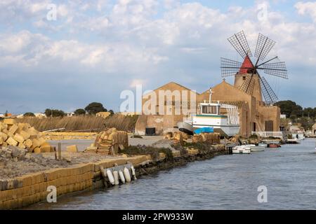 Moules à sel et moulins à vent pour le traitement du sel de mer. Entre eux. Ciel bleu avec des nuages blancs au printemps. Lagoon dello Stagnone, Marsala, SIC Banque D'Images