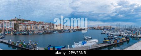 Marina de Sète et le phare de Saint Louis, un matin calme, à Hérault, Occitanie, France Banque D'Images