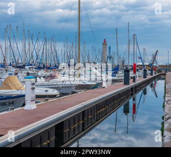 Marina de Sète et le phare de Saint Louis, un matin calme, à Hérault, Occitanie, France Banque D'Images