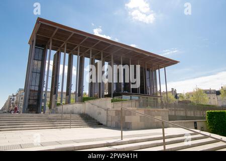 Bâtiment moderne dans les jardins de Breche par temps ensoleillé Banque D'Images