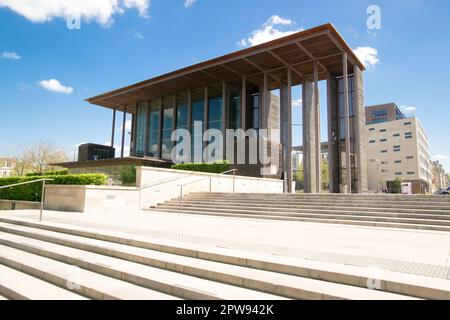 Bâtiment moderne dans les jardins de Breche par temps ensoleillé Banque D'Images