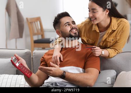 Jeune couple discutant du budget familial à la maison Banque D'Images