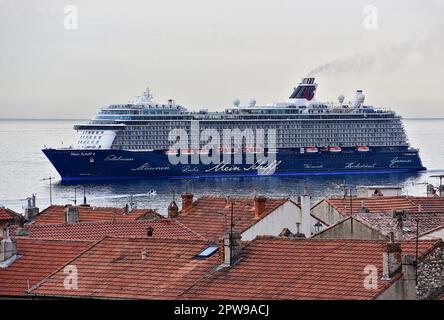 Marseille, France. 29th avril 2023. Le bateau de croisière Mein Schiff 4 arrive au port méditerranéen français de Marseille. Crédit : SOPA Images Limited/Alamy Live News Banque D'Images