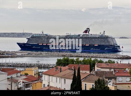 Marseille, France. 29th avril 2023. Le bateau de croisière Mein Schiff 4 arrive au port méditerranéen français de Marseille. Crédit : SOPA Images Limited/Alamy Live News Banque D'Images