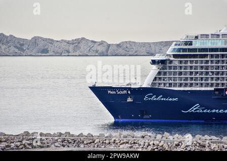 Marseille, France. 29th avril 2023. Le bateau de croisière Mein Schiff 4 arrive au port méditerranéen français de Marseille. Crédit : SOPA Images Limited/Alamy Live News Banque D'Images